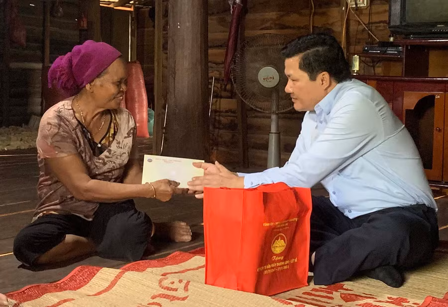 Phó Chủ tịch Thường trực HĐND tỉnh Trương Văn Đạt đến thăm, tặng quà bà R'ô H'Núi (tù đày, Plei Toan, xã Ia Kdăm). . Ảnh: Vũ Chi