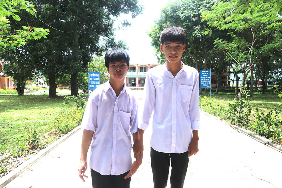 14 Thí sinh Võ Tiến Dũng (bìa trái, điểm thi Trường THPT Hà Huy Tập, huyện Kông Chro) cùng bạn thân Lê Bảo Linh vượt vũ môn- Ảnh Ngọc Minh.JPG