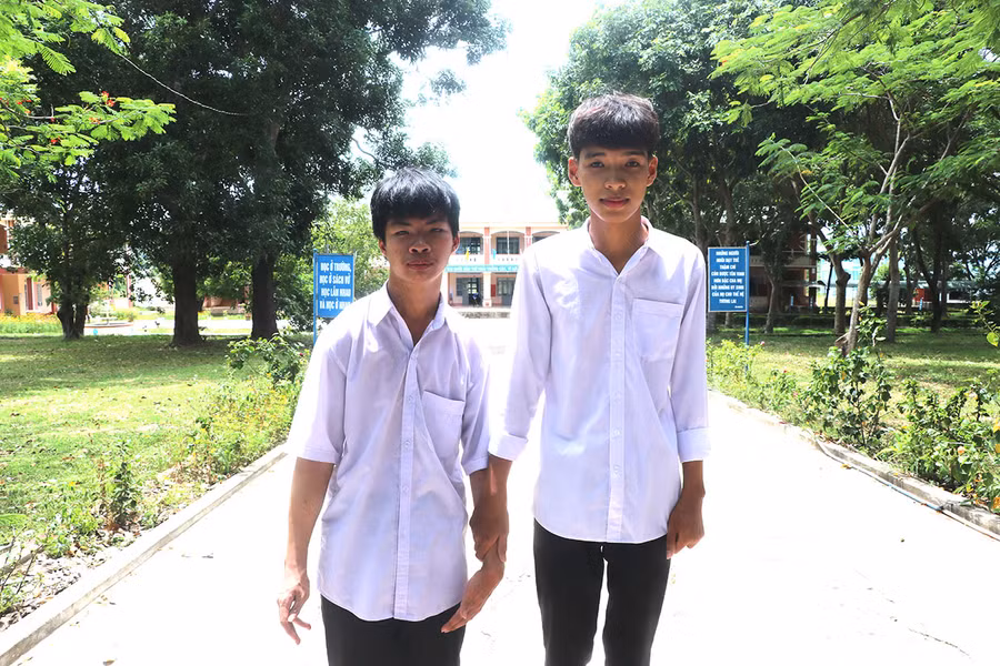 Thí sinh Võ Tiến Dũng (bìa trái, điểm thi Trường THPT Hà Huy Tập, huyện Kông Chro) cùng bạn thân Lê Bảo Linh vượt vũ môn. Ảnh: Ngọc Minh 14 Thí sinh Võ Tiến Dũng (bìa trái, điểm thi Trường THPT Hà Huy Tập, huyện Kông Chro) cùng bạn thân Lê Bảo Linh vượt vũ môn- Ảnh Ngọc Minh.JPG