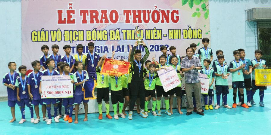 Các đội bóng đạt thứ hạng nhất, nhì, ba ở lứa tuổi Nhi đồng. Ảnh: Văn Ngọc