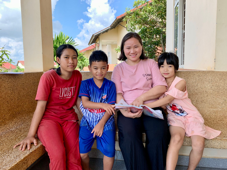 Nay Hkram chụp hình cùng các con tại nhà chung- Làng trẻ em SOS TP. Pleiku. Ảnh: Như Nguyện