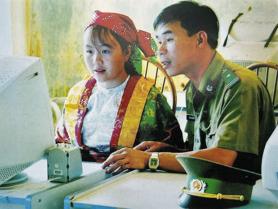 Thiếu tá Hoàng Ngọc Cửu (nay là thượng tá, chính trị viên tiểu đoàn huấn luyện - cơ động, BĐBP Hà Giang hướng dẫn cán bộ xã Nghĩa Thuận (H.Quản Bạ, Hà Giang) sử dụng công nghệ thông tin, năm 2001. Ảnh: Tư liệu