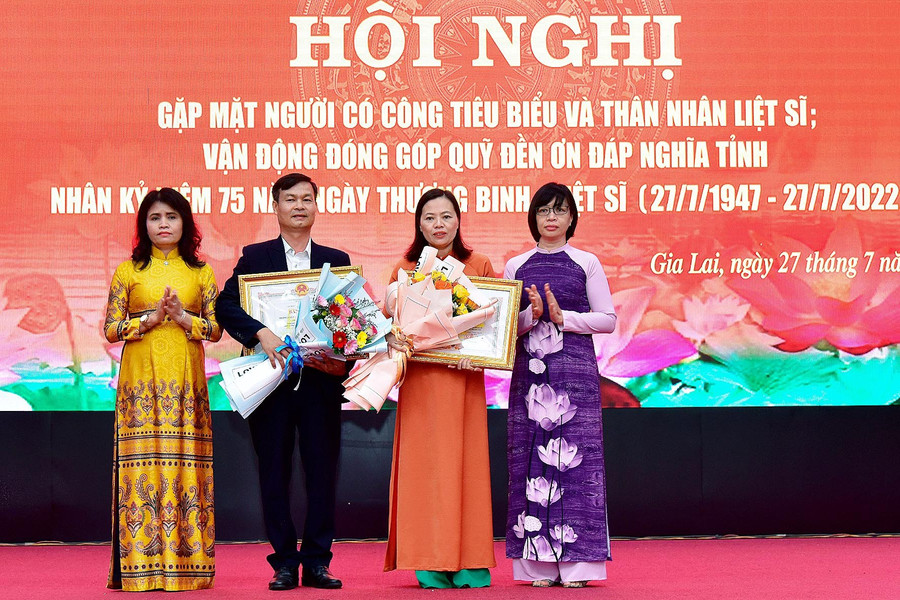 Đồng chí Nguyễn Thị Thanh Lịch (bìa phải)-Phó Chủ tịch UBND tỉnh tặng bằng khen cho 2 tập thể có nhiều thành tích trong thực hiện chính sách ưu đãi người có công. Ảnh: 
