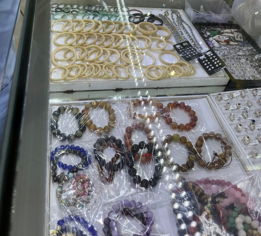 Nhiều trang sức nghi chế tác từ ngà voi được phát hiện ở tiệm vàng. Ảnh: Bách Hỷ Nhiều trang sức nghi chế tác từ ngà voi được phát hiện ở tiệm vàng. Ảnh: Bách Hỷ