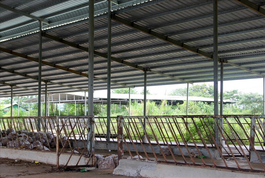 Nhiều hạng mục của trang trại chăn nuôi bò bị rỉ sét, hư hỏng. Ảnh: Phan Tuấn