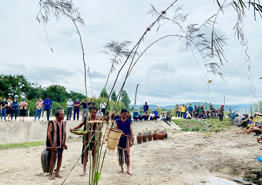 Thầy cúng Đinh Nun cùng phụ tá thực hiện nghi lễ cúng bến nước. Ảnh: Mai Linh Thầy cúng Đinh Nun cùng phụ tá thực hiện nghi lễ cúng bến nước. Ảnh: Mai Linh