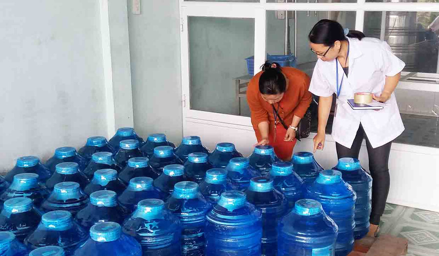 Qua thanh tra an toàn thực phẩm tại 23 cơ sở sản xuất, kinh doanh nước uống đóng chai, nước giải khát không cồn, đá thực phẩm, đoàn thanh tra phát hiện và xử lý 5 cơ sở vi phạm. Ảnh: Như Nguyện  Qua thanh tra an toàn thực phẩm tại 23 cơ sở sản xuất, kinh doanh nước uống đóng chai, nước giải khát không cồn, đá thực phẩm, đoàn thanh tra phát hiện và xử lý 5 cơ sở vi phạm. Ảnh: Như Nguyện