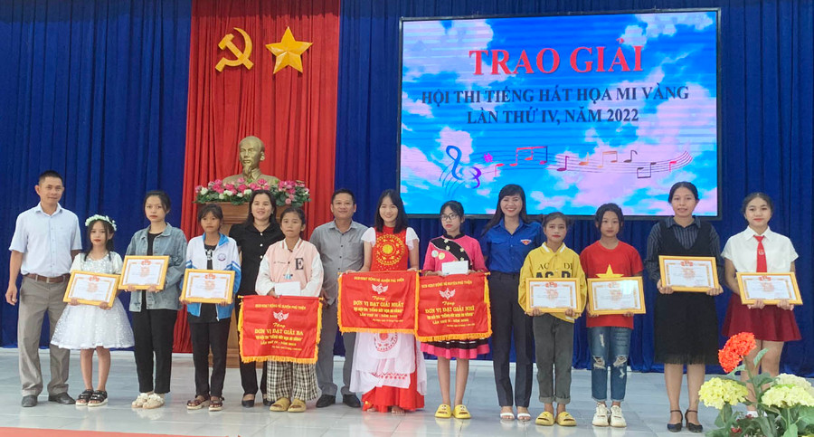 Ban tổ chức trao giải cho các đoàn tham dự hội thi. Ảnh: Vũ Chi