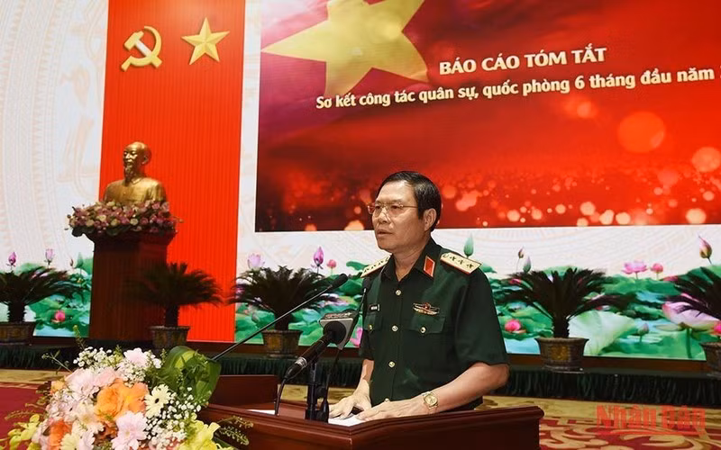 Thượng tướng Nguyễn Tân Cương, Tổng Tham mưu trưởng Quân đội nhân dân Việt Nam, Thứ trưởng Quốc phòng phát biểu tại Hội nghị. (Ảnh: TRẦN HẢI)