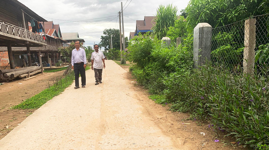 Ông Rmah Joan (bìa phải; buôn Hlin 1, xã Ia Ma Rơn) phối hợp với hệ thống chính trị thôn vận động người dân hiến đất làm đường giao thông nông thôn, tạo cảnh quan môi trường xanh-sạch-đẹp. Ảnh: Nhật Hào Ông Rmah Joan (bìa phải; buôn Hlin 1, xã Ia Ma Rơn) phối hợp với hệ thống chính trị thôn vận động người dân hiến đất làm đường giao thông nông thôn, tạo cảnh quan môi trường xanh-sạch-đẹp. Ảnh: Nhật Hào