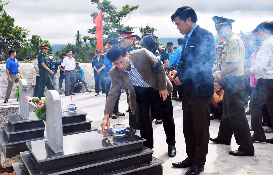 Lãnh đạo huyện thắp hương tại phần mộ liệt sĩ. Ảnh: Hà Phương