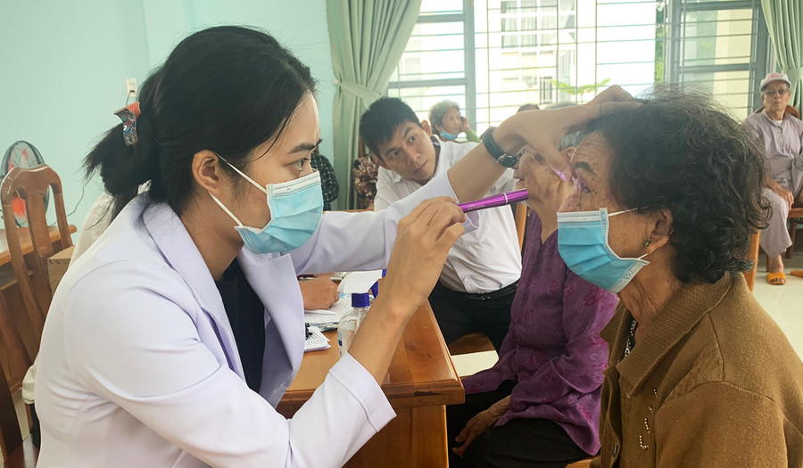  Bác sĩ Bệnh viện Mắt Quốc tế Sài Gòn-Gia Lai khám-chữa bệnh miễn phí về mắt cho người cao tuổi phường Cheo Reo. Ảnh: Vũ Chi
