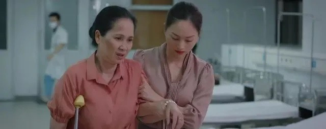 Khánh đến giúp đỡ mẹ của Đức. Ảnh: NSX. Khánh đến giúp đỡ mẹ của Đức. Ảnh: NSX.