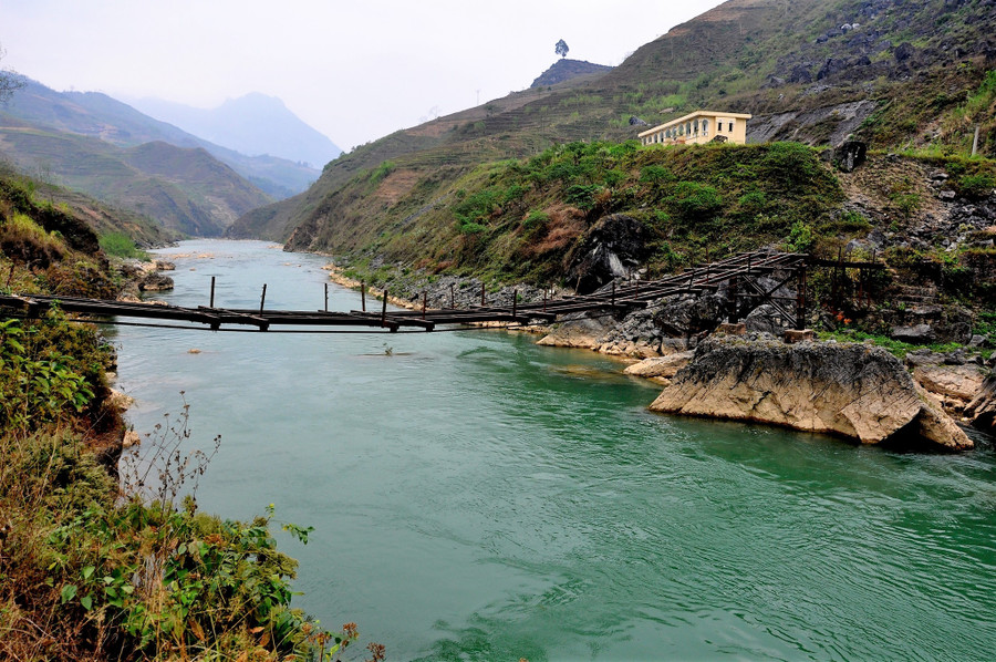 Cầu Tràng Hương bắc qua sông Nho Quế - nơi các đối tượng phỉ Mỏ Phàng nhiều lần âm mưu đánh mìn phá hoại, nhưng đều bị BĐBP Hà Giang đập tan. Ảnh: Mai Thanh Hải