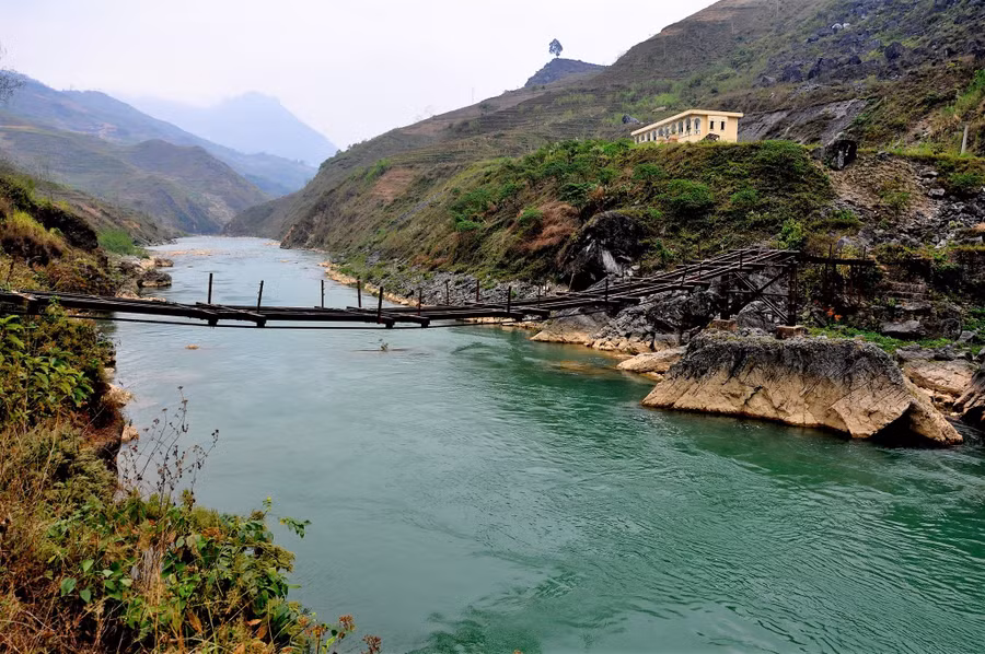 Cầu Tràng Hương bắc qua sông Nho Quế - nơi các đối tượng phỉ Mỏ Phàng nhiều lần âm mưu đánh mìn phá hoại, nhưng đều bị BĐBP Hà Giang đập tan. Ảnh: Mai Thanh Hải