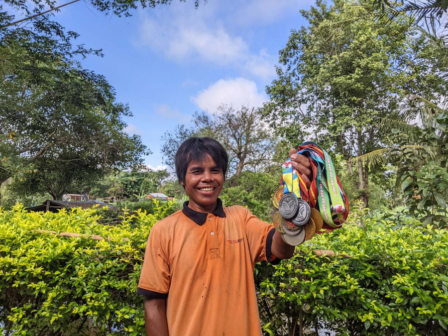 Anh Đinh Lek (làng Jun, xã Yang Bắc) vui vẻ nói về những huy chương mình giành được qua các giải thi đấu. Ảnh: Nguyễn Hiền