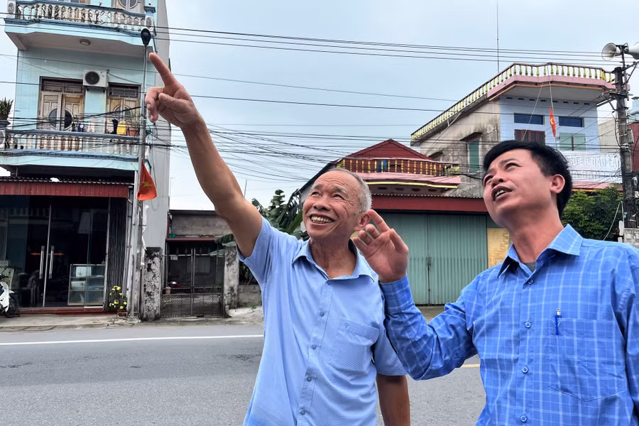 Đại tá Vũ Duy Quyết (trái) hiện đang nghỉ hưu tại H.Thái Thụy, Thái Bình. Ảnh: Mai Thanh Hải