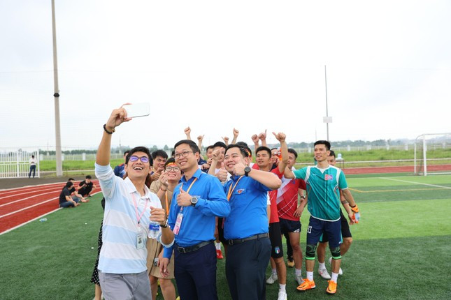 Chủ doanh nghiệp FDI, cán bộ Tỉnh Đoàn Bắc Giang và công nhân chụp ảnh lưu niệm trong ngày hội công nhân