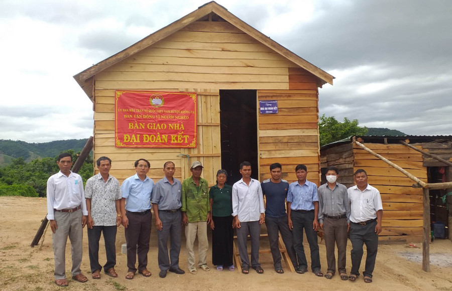  Ông Rah Lan Thưa-buôn Ia Prông, xã Đất Bằng (vị trí thứ 5 từ trái sang) nhận bàn giao căn nhà Đại đoàn kết. Ảnh: Ngọc Anh