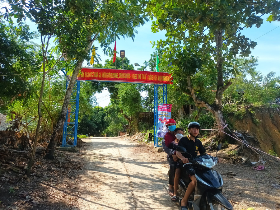 Đường vào thôn Mực. Ảnh: T.V