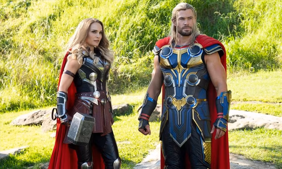 "Thor: Tình yêu và sấm sét" là bom tấn siêu anh hùng còn trụ ngoài rạp Việt. Ảnh: NSX