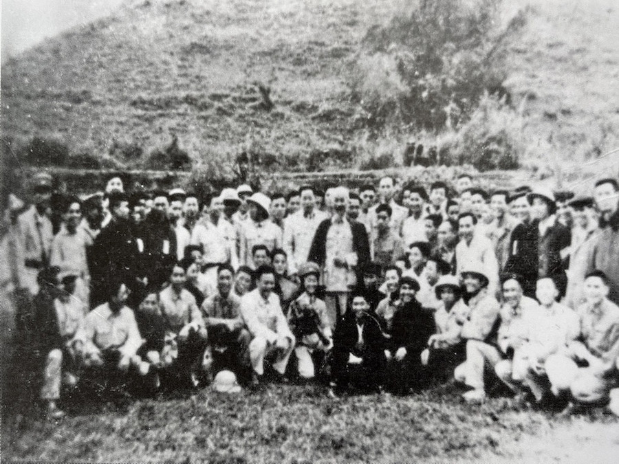 Chủ tịch Hồ Chí Minh chụp hình với cán bộ chiến sĩ Công an nhân dân vũ trang (nay là Bộ đội Biên phòng), trong dịp Người lên thăm quân và dân tỉnh Hà Giang, ngày 28.3.1961. Ảnh: Tư liệu