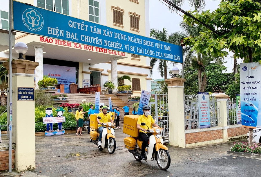  Sau lễ ra quân, BHXH tỉnh phối hợp với Bưu điện tỉnh tổ chức diễu hành cổ động truyền thông, tư vấn chính sách BHXH, BHYT dọc các trục đường chính trên địa bàn TP. Pleiku. Ảnh: Như Nguyện