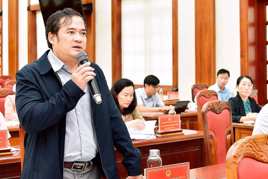 Đại biểu Võ Anh Tuấn- Chủ tịch Hội Nông dân tỉnh băn khoăn: 