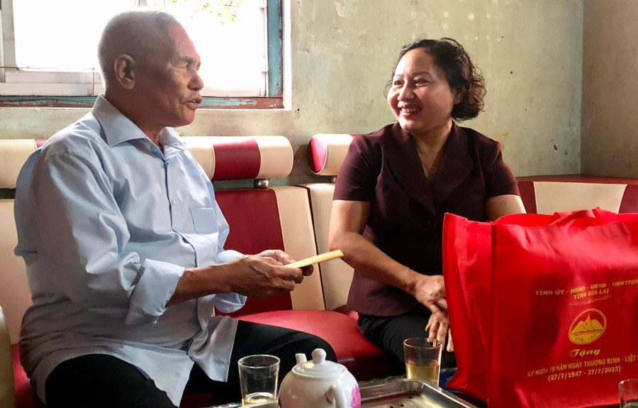 Thay mặt Tỉnh ủy, HĐND, UBND, UBMTTQ Việt Nam tỉnh bà Ayun H'Bút-Phó Chủ tịch HĐND tỉnh tặng quà gia đìn ông Phạm Văn Điền. Ảnh: Lê Nam