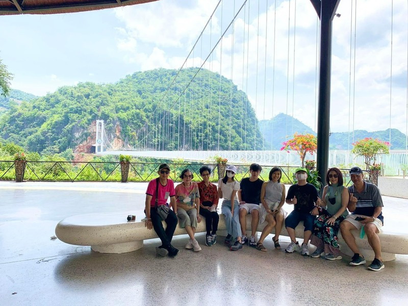 Đoàn du khách Indonesia thăm quan cầu kính Bạch Long (Ảnh: HaNoitoursExpert)