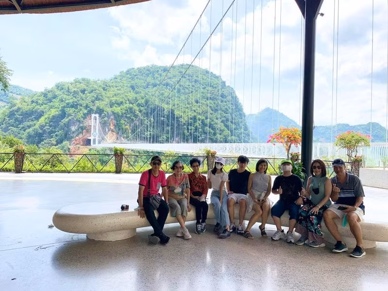 Đoàn du khách Indonesia thăm quan cầu kính Bạch Long (Ảnh: HaNoitoursExpert) Đoàn du khách Indonesia thăm quan cầu kính Bạch Long (Ảnh: HaNoitoursExpert)