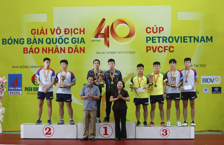 Các tay vợt giành thứ hạng cao nhất ở nội dung đôi nam. Ảnh: Văn Ngọc