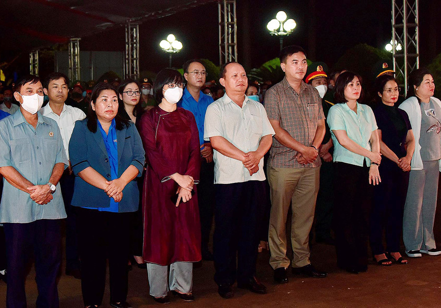 Lãnh đạo Tỉnh ủy, UBND tỉnh, các sở, ban, ngành, đoàn thể tham dự lễ thắp nến tri ân. Ảnh: Đức Thụy