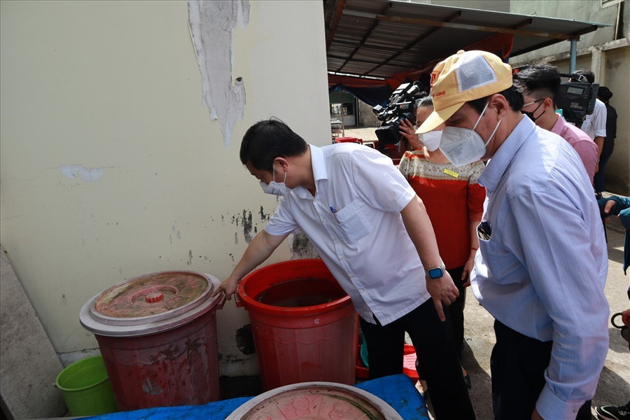 Thành phố Hồ Chí Minh yêu cầu xử lý các vật chứa nước nhằm loại bỏ nơi sinh sản của muỗi. Ảnh nguồn LĐO Thành phố Hồ Chí Minh yêu cầu xử lý các vật chứa nước nhằm loại bỏ nơi sinh sản của muỗi. Ảnh nguồn LĐO