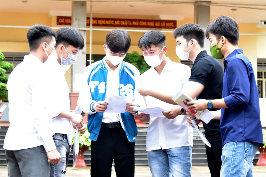 8R Các thí sinh tranh thủ kiểm tra lại thông tin trước khi vào phòng thi-Ảnh Đức Thụy