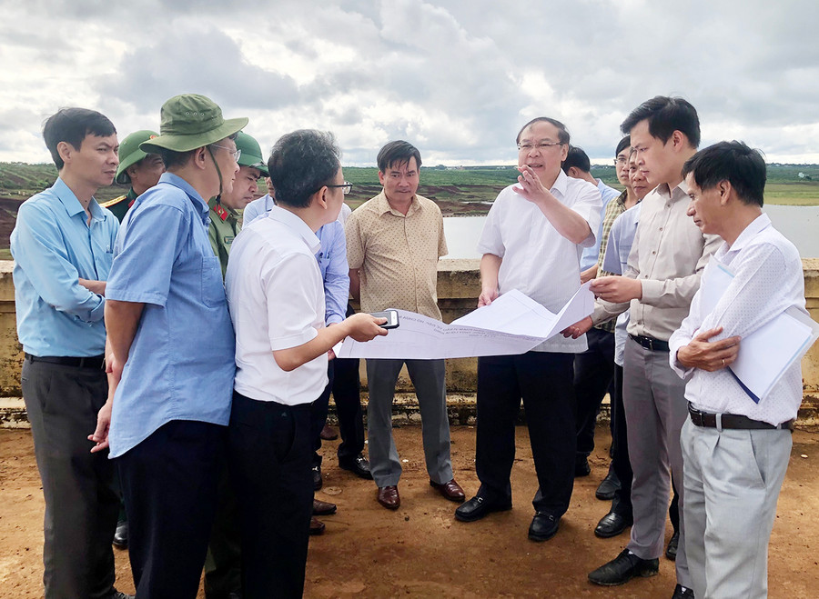 Thứ trưởng Bộ Tài Nguyên và Môi trường Lê Công Thành (thứ 3 bìa phải) kiểm tra thiết kế công trình thủy lợi hồ chứa nước Ia Ring (xã Ia Tiêm, huyện Chư Sê). Ảnh: Lê Nam
