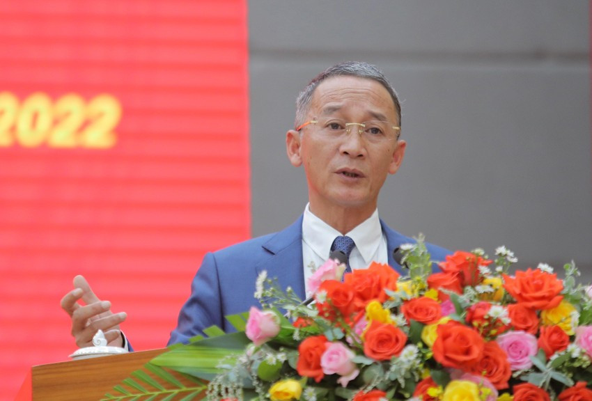 Chủ tịch UBND tỉnh Lâm Đồng Trần Văn Hiệp giải trình một số nội dung cử tri tỉnh nhà quan tâm. Ảnh Chính Thành