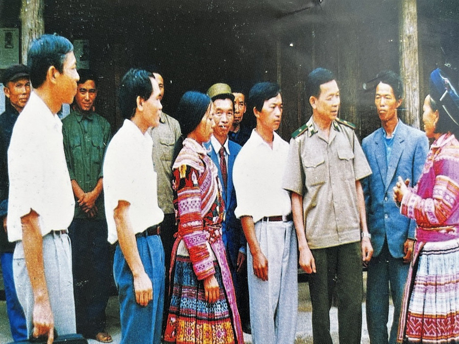 Thiếu tướng Đặng Vũ Liêm (thứ 3 từ phải sang trái), Phó tư lệnh về chính trị BĐBP (nay là Chính ủy BĐBP) thăm hỏi, động viên cán bộ và nhân dân có thành tích xuất sắc trong bảo vệ chủ quyền biên giới, nhân chuyến công tác tại H.Mèo Vạc (Hà Giang), tháng 9.1997. Ảnh: Tư liệu