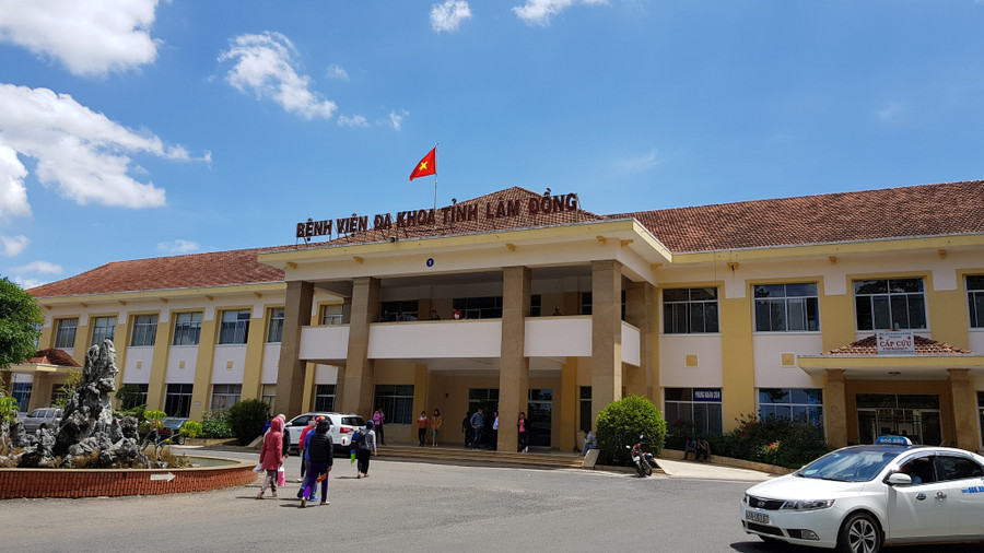 Bệnh viện đa khoa Lâm Đồng tiếp nhận thêm 1 bệnh nhân ngộ độc rượu đến từ thôn Đạ Nghịt, xã Lát (Lạc Dương). Ảnh: LV Bệnh viện đa khoa Lâm Đồng tiếp nhận thêm 1 bệnh nhân ngộ độc rượu đến từ thôn Đạ Nghịt, xã Lát (Lạc Dương). Ảnh: LV