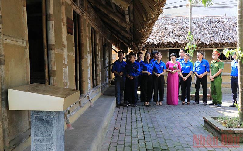 Đoàn viên, thanh niên tham quan tại Nhà lưu niệm Tổng Bí thư Nguyễn Văn Cừ tại phường Phù Khê, thành phố Từ Sơn, tỉnh Bắc Ninh. Đoàn viên, thanh niên tham quan tại Nhà lưu niệm Tổng Bí thư Nguyễn Văn Cừ tại phường Phù Khê, thành phố Từ Sơn, tỉnh Bắc Ninh.