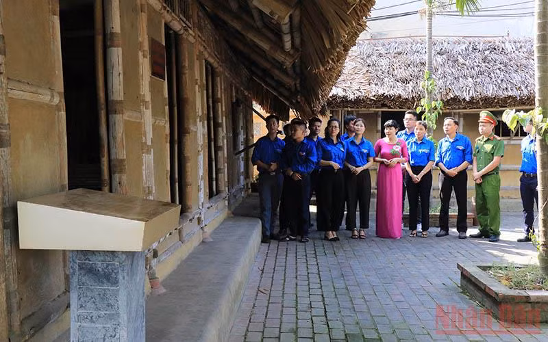 Đoàn viên, thanh niên tham quan tại Nhà lưu niệm Tổng Bí thư Nguyễn Văn Cừ tại phường Phù Khê, thành phố Từ Sơn, tỉnh Bắc Ninh.