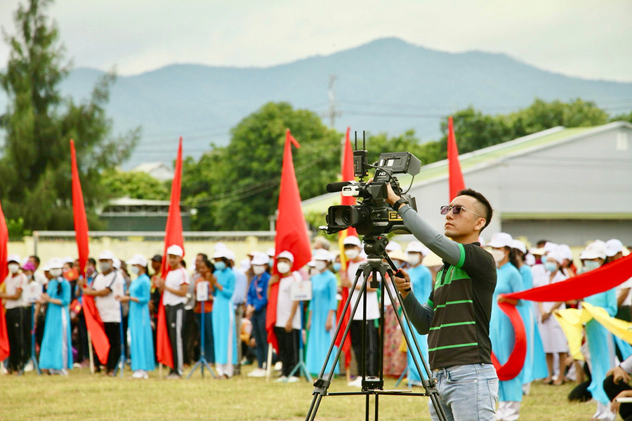 Anh Trần Anh Tuấn tham gia livestream lễ khai mạc Đại hội Thể dục thể thao huyện Krông Pa lần thứ IX-2022. Ảnh: Lam Nguyên Anh Trần Anh Tuấn tham gia livestream lễ khai mạc Đại hội Thể dục thể thao huyện Krông Pa lần thứ IX-2022. Ảnh: Lam Nguyên