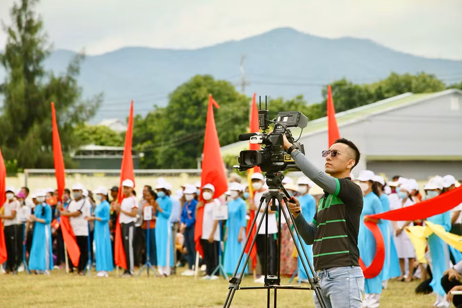 Anh Trần Anh Tuấn tham gia livestream lễ khai mạc Đại hội Thể dục thể thao huyện Krông Pa lần thứ IX-2022. Ảnh: Lam Nguyên Anh Trần Anh Tuấn tham gia livestream lễ khai mạc Đại hội Thể dục thể thao huyện Krông Pa lần thứ IX-2022. Ảnh: Lam Nguyên