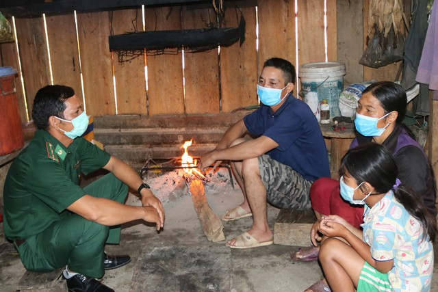 Chiến sĩ Đồn Biên phòng Đăk Blô (BCH BĐBP tỉnh Kon Tum) tuyên truyền vận động bà con xóa bỏ hủ tục, chăm lo lao động, sản xuất - Ảnh: VGP/Dương Nương