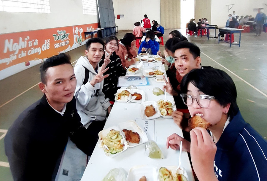 Trường THPT Nguyễn Chí Thanh (TP. Pleiku) hỗ trợ 200 suất ăn cho thí sinh ở điểm thi này. Ảnh: Thiên Di Trường THPT Nguyễn Chí Thanh hỗ trợ 200 suất ăn cho thí sinh ở điểm thi này. Ảnh: Thiên Di