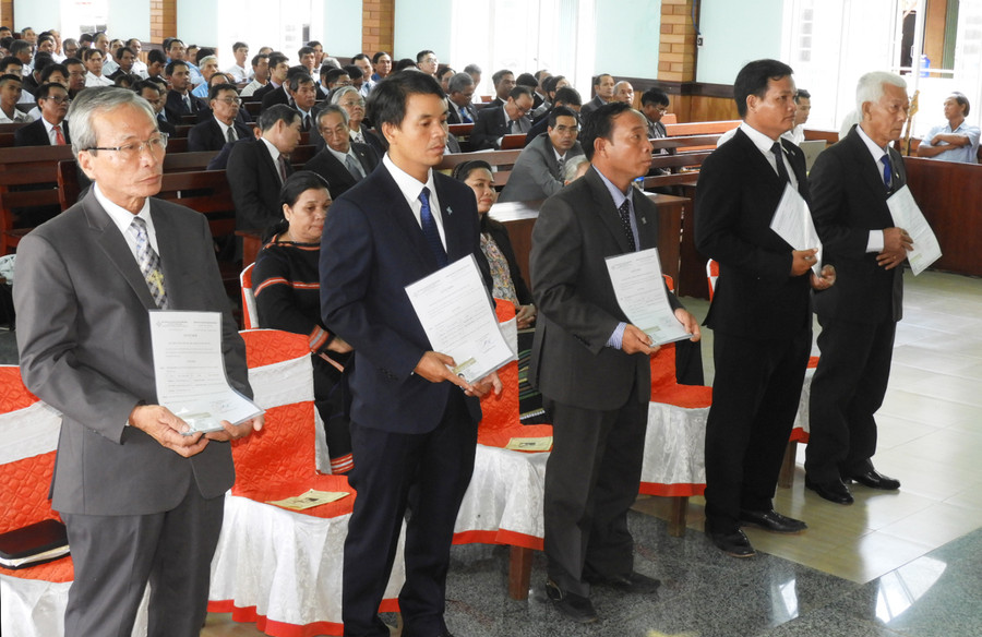 Các vị tân mục sư nhận quyết định được tấn phong. Ảnh: Thanh Nhật  Các vị tân mục sư nhận quyết định được tấn phong.Ảnh: Thanh Nhật