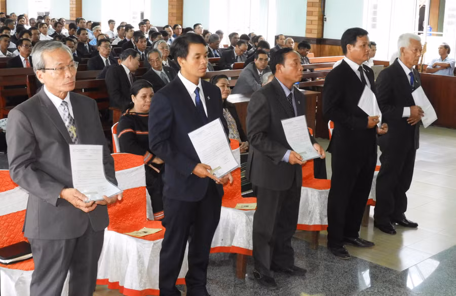  Các vị tân mục sư nhận quyết định được tấn phong.Ảnh: Thanh Nhật