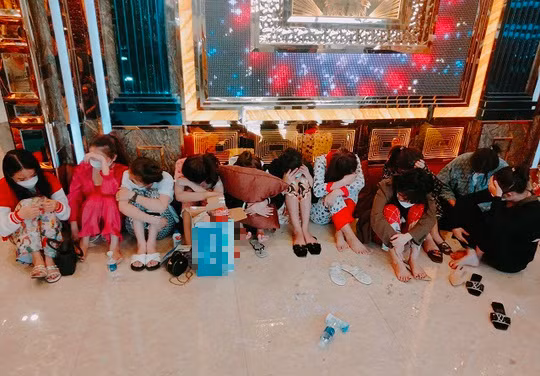 Nhiều cô gái trẻ được phát hiện dương tính với ma túy tại quán karaoke