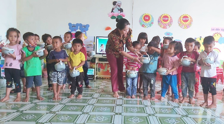 Những đứa trẻ hạnh phúc khi nhận quà mới. Ảnh: NVCC