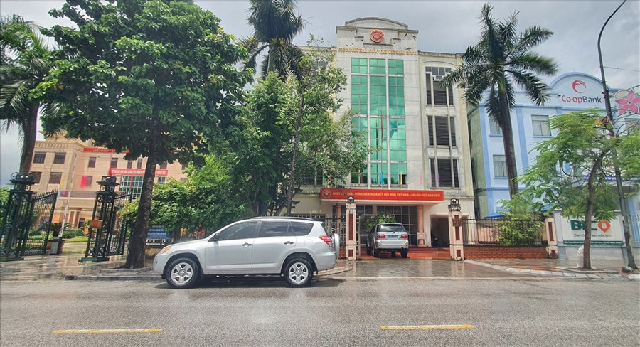 Hai chiếc xe mang biển kiểm soát màu xanh xuất hiện tại trụ sở Cục Dự trữ Nhà nước khu vực Thái Bình vào đầu giờ chiều 21.7. Ảnh: Trung Du
